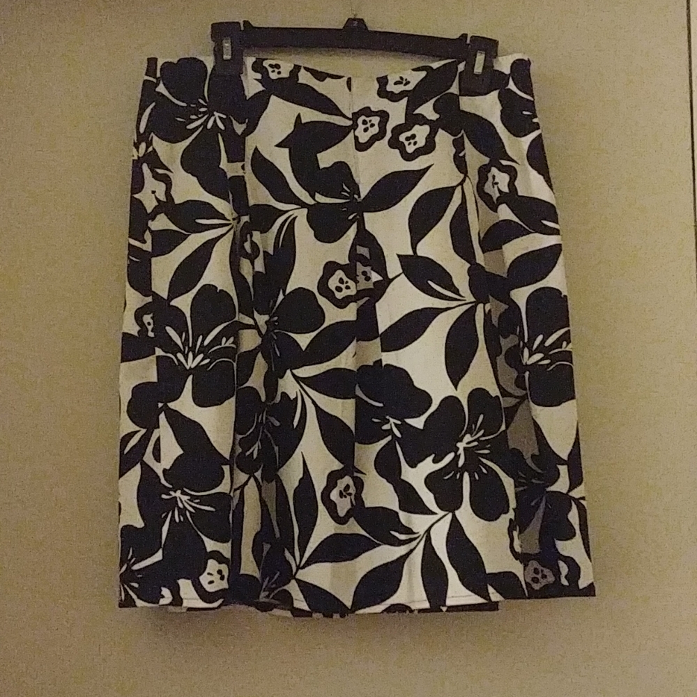Willi Smith bl & wh skirt like new
